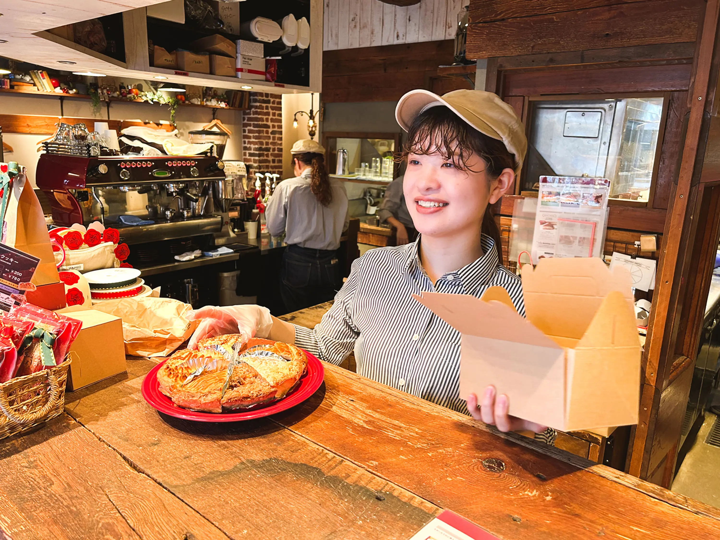 店頭で接客するスタッフ