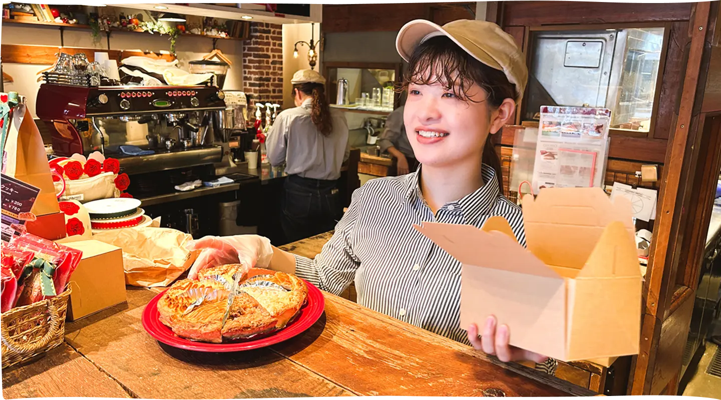 笑顔で働く従業員の様子