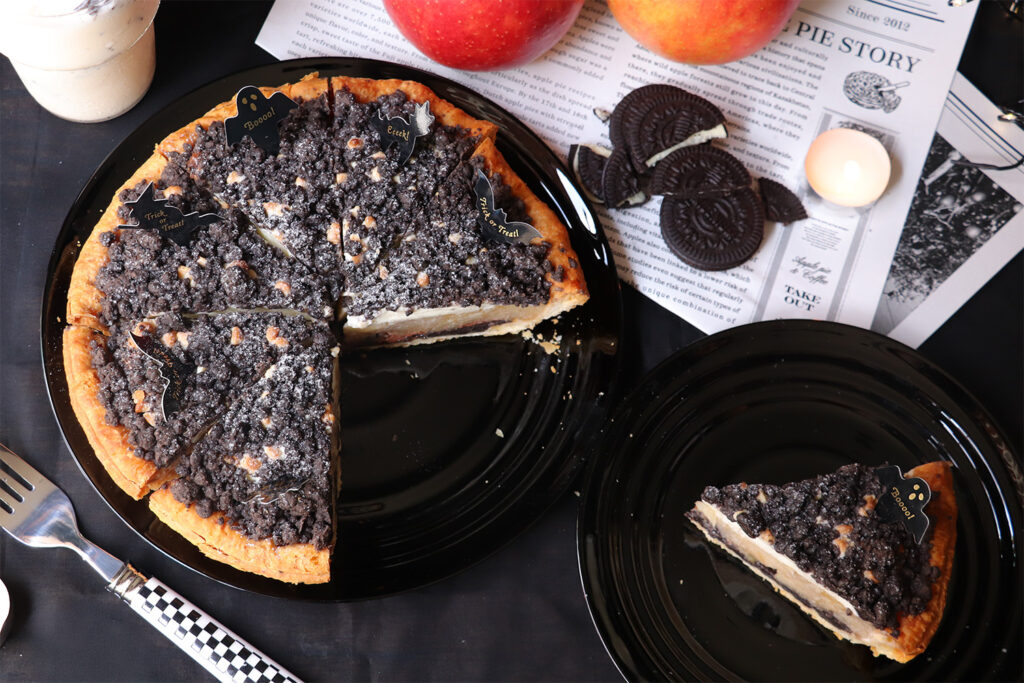 ハロウィン気分を盛り上げる新商品『クッキー&クリームアップルパイ』