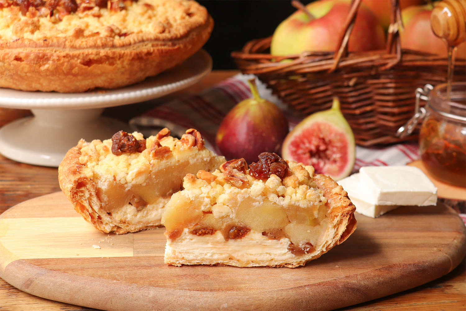【2025/12/4(水)～】『ドライフィグとくるみのクリームチーズアップルパイ』登場！