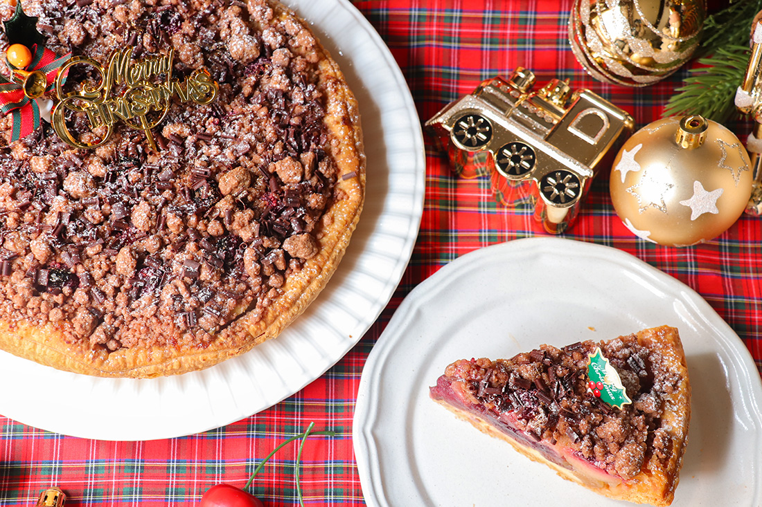 チョコレートとチェリーのクリスマスアップルパイ