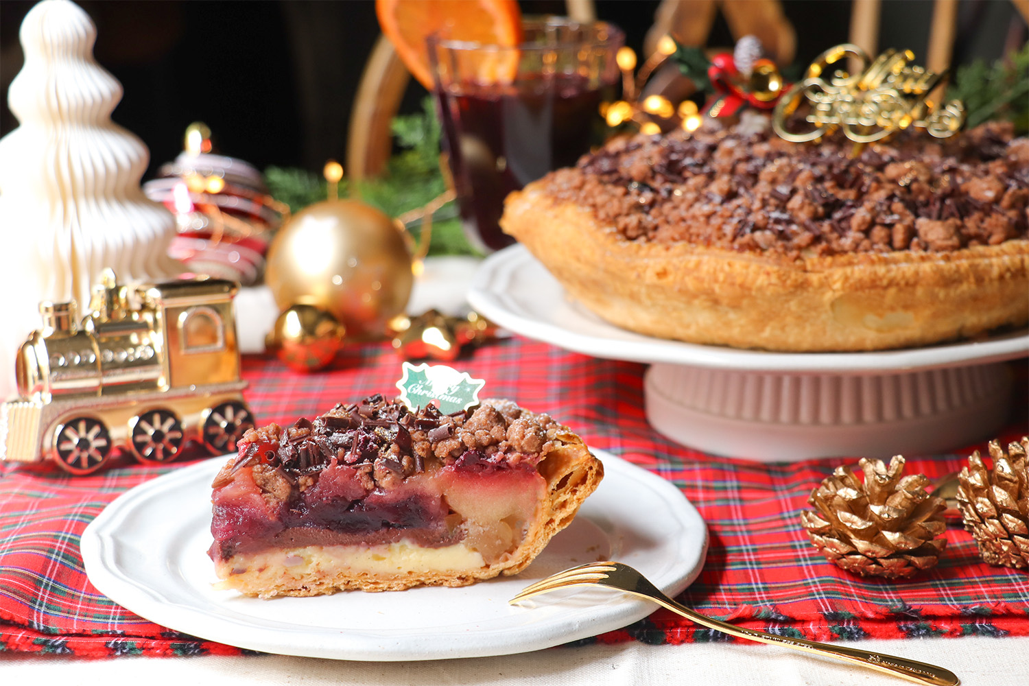 チョコレートとチェリーのクリスマスアップルパイ