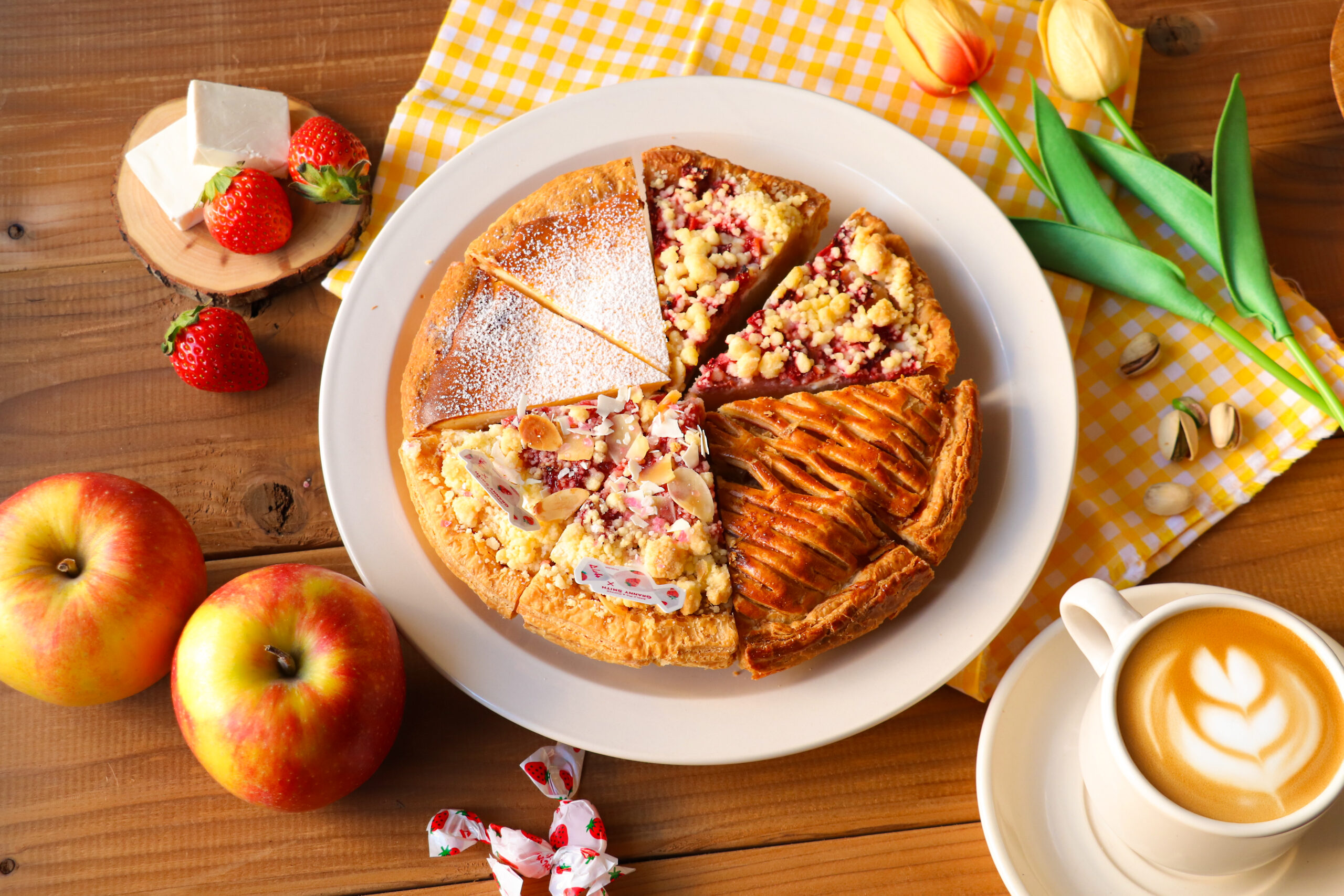 【2026/2/27(金)〜】オンラインショップ春限定『いちごとピスタチオのアップルパイ』が登場！